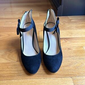 Black velvet Nine West heels perfect for a holiday party!